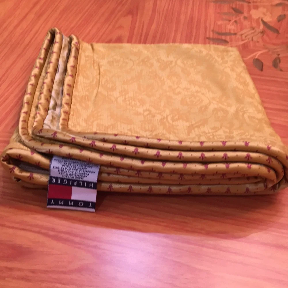 Tommy Hilfiger Gold Foulard Medallion Crest King Zippered King Pillow Sham